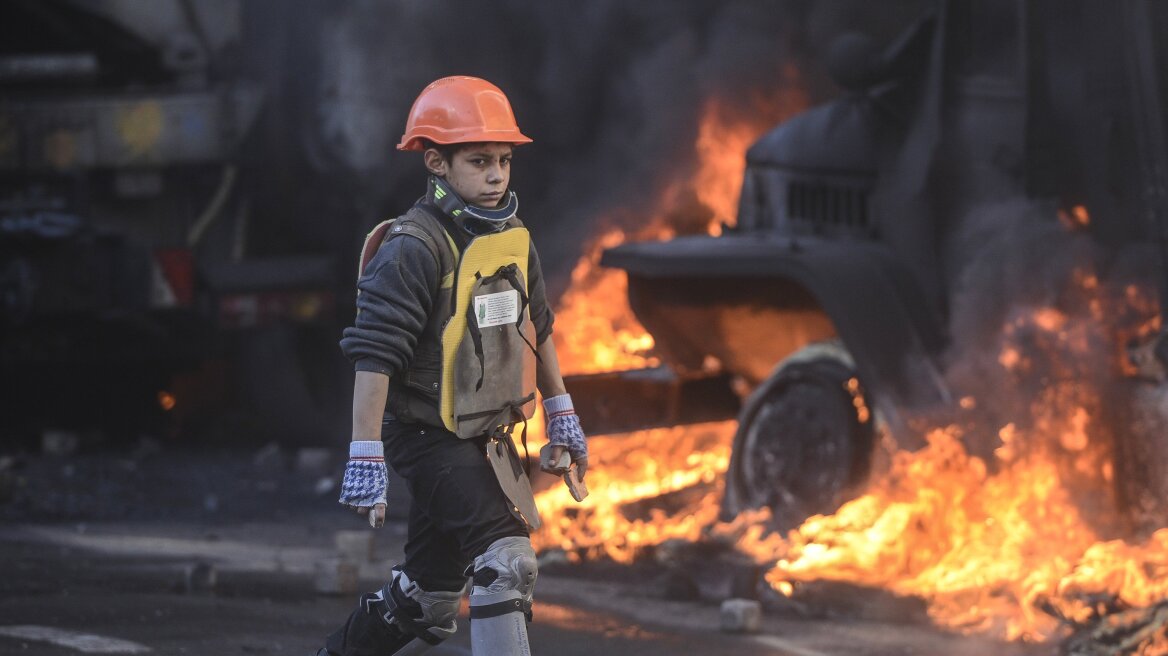 Κίεβο: Το παιδί που πολεμά ανάμεσα στη φωτιά... και το αίμα!